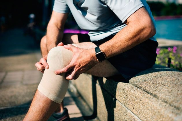От чего болит колено после бега как лечить